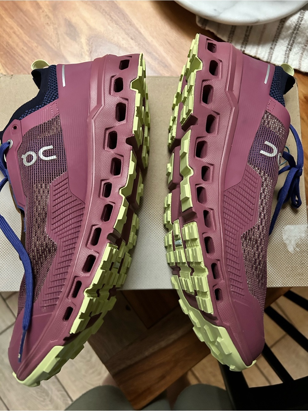 On Running Men's Athletic Shoes Burgundy with Lime Sole